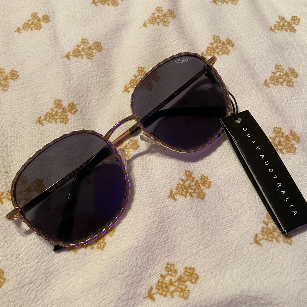 QUAY JEZABELL TWIST SUNGLASSES NWT